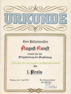 Bei der internationalen Polizeiausstellung in Paris wurde August Kunst mit dem 1. Preis ausgezeichnet.